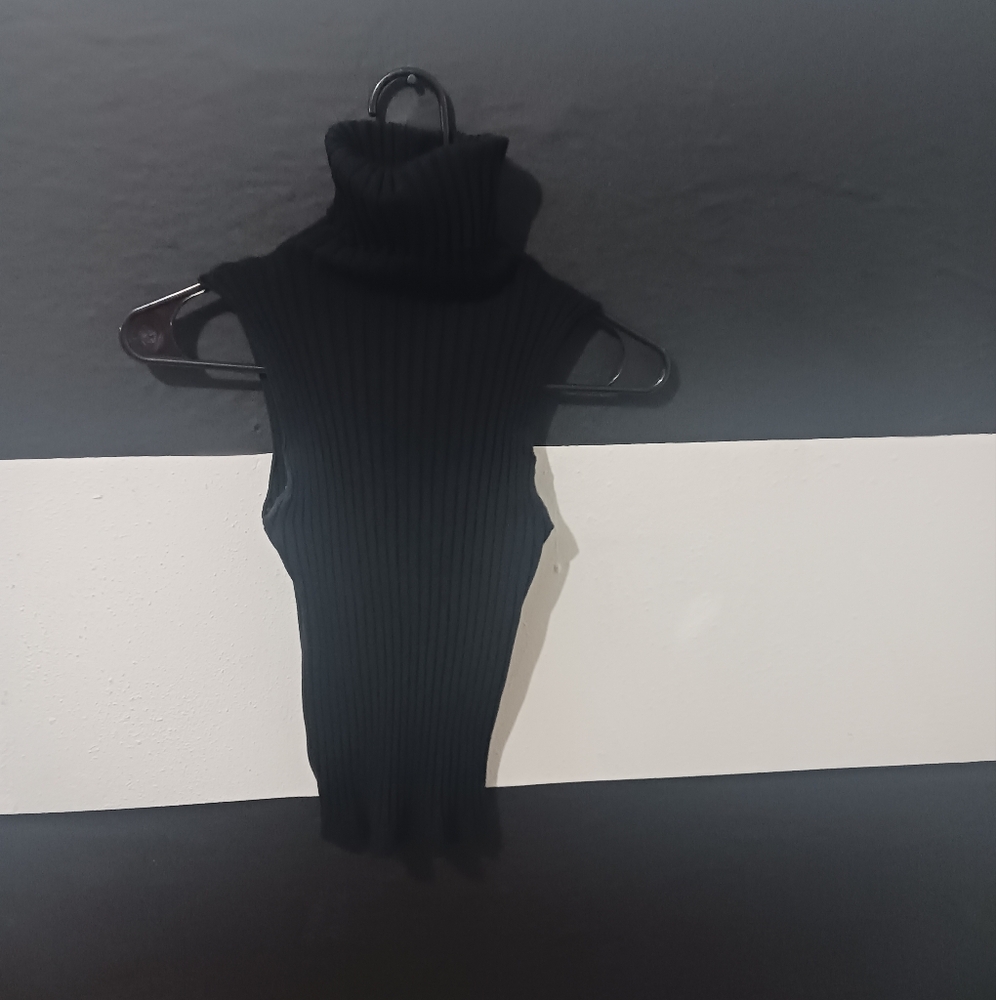 Women stretchable ribbed turtleneck sleveless Black top - Picture 3 of 8